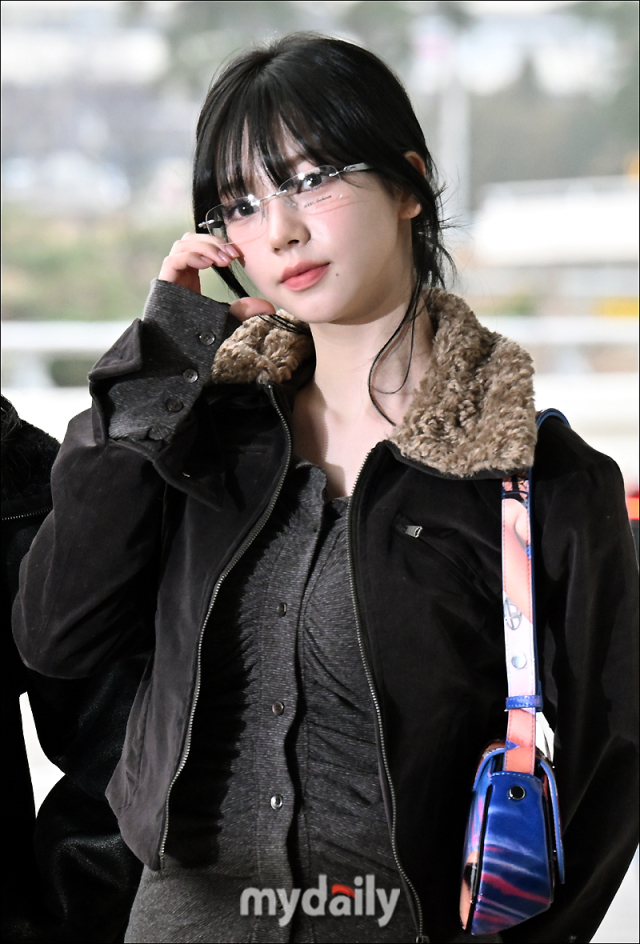 [MD포토] <b>에스파 카리나</b>, '<b>안경</b>도 예쁘죠'
