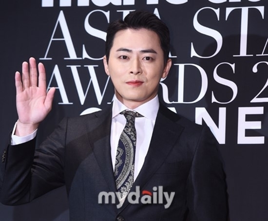 [단독] <b>조정석</b>, 신인가수 데뷔…20년만 도전 '<b>넷플릭스</b> 예능'서 본다 (종합)