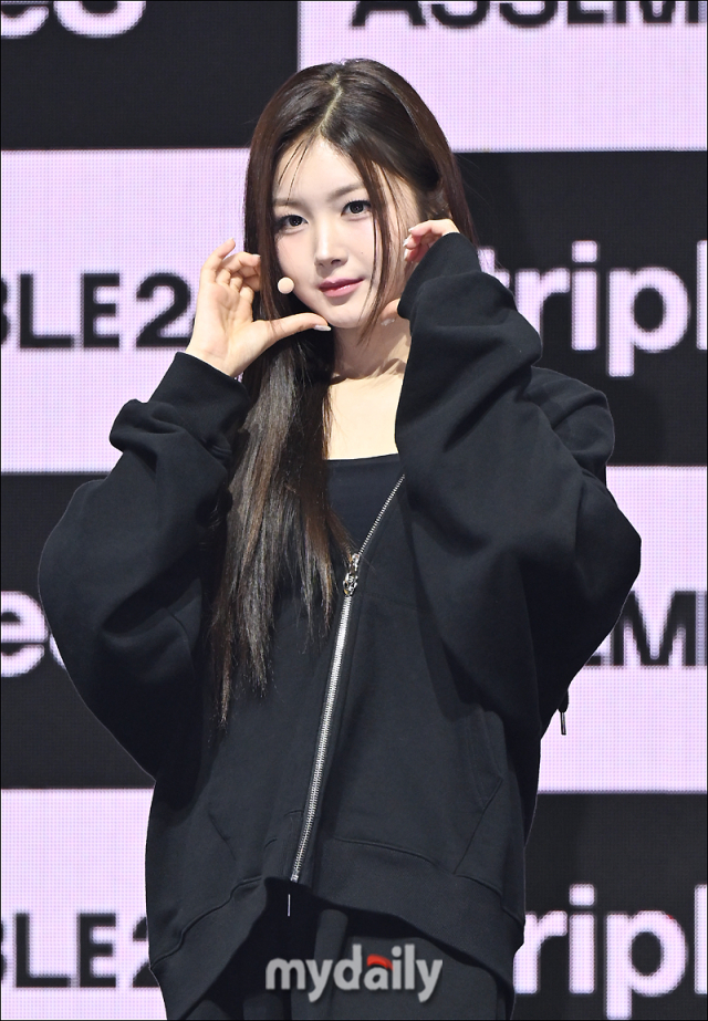 [MD포토] <b>트리플에스</b> 주빈, '깜찍 볼하트'