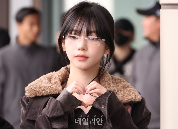 <b>카리나</b>, <b>안경</b>이 커보이는 효과