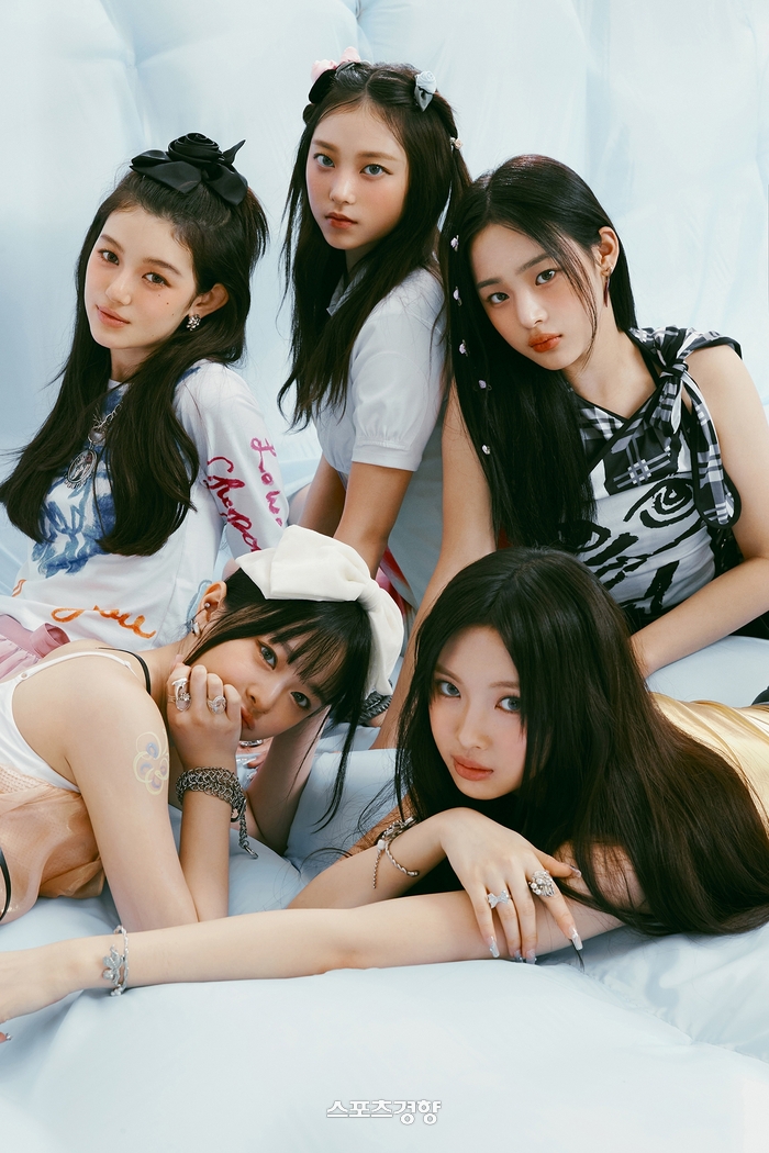 <b>뉴진스</b> ‘빌보드200’ 최장기록 차트인 신기록