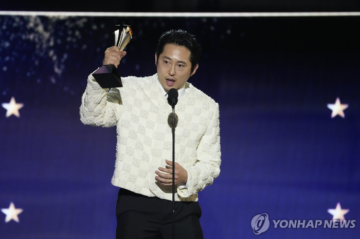 <b>스티븐</b>연, 골든글로브 이어 <b>크리틱스</b> 초이스도 남우주연상 수상