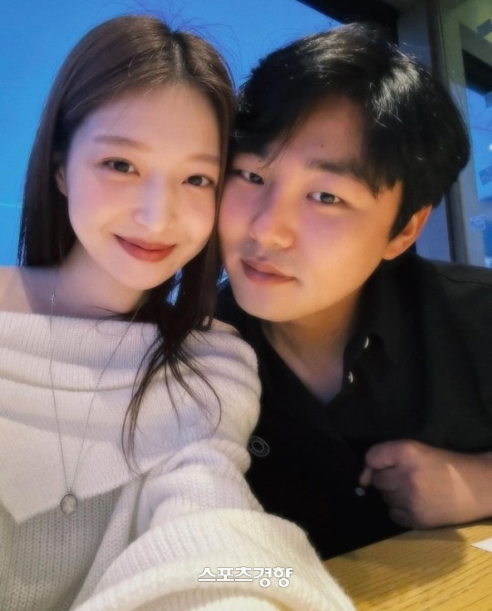 ‘<b>러브 캐처</b>’ <b>김지연</b>두산 베어스 정철원, 부모 됐다···“내년 결혼”