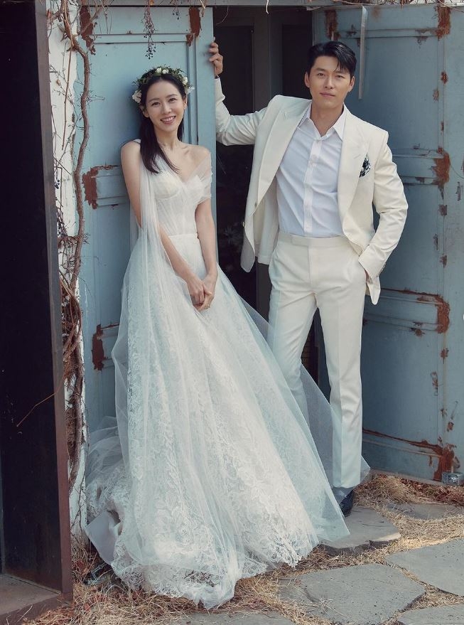 <b>손예진</b>, <b>현빈</b>과 결혼 <b>2주년</b>…‘순백의 부부’