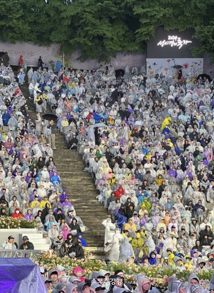 <b>성시경</b> ‘<b>폭우 콘서트</b>’ 더 뜨거웠던 이유[스경X이슈]