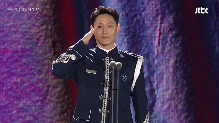 ‘임지연’ <b>이도현</b>, 일도 사랑도 완벽…‘<b>백상</b>’ 양대 부문 신인상 석권