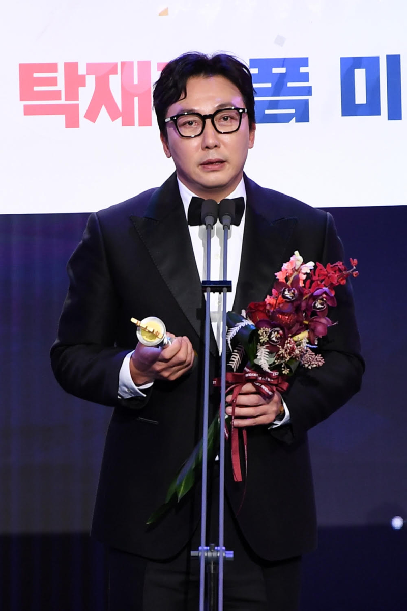 <b>탁재훈</b> 눈물, 30년만 ‘SBS <b>연예대상</b>’ <b>대상</b> 수상…母‧자녀들 언급 [종합]