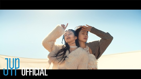 <b>트와이스</b> ‘아이 갓 유’ MV 티저 공개…<b>청춘</b>예찬