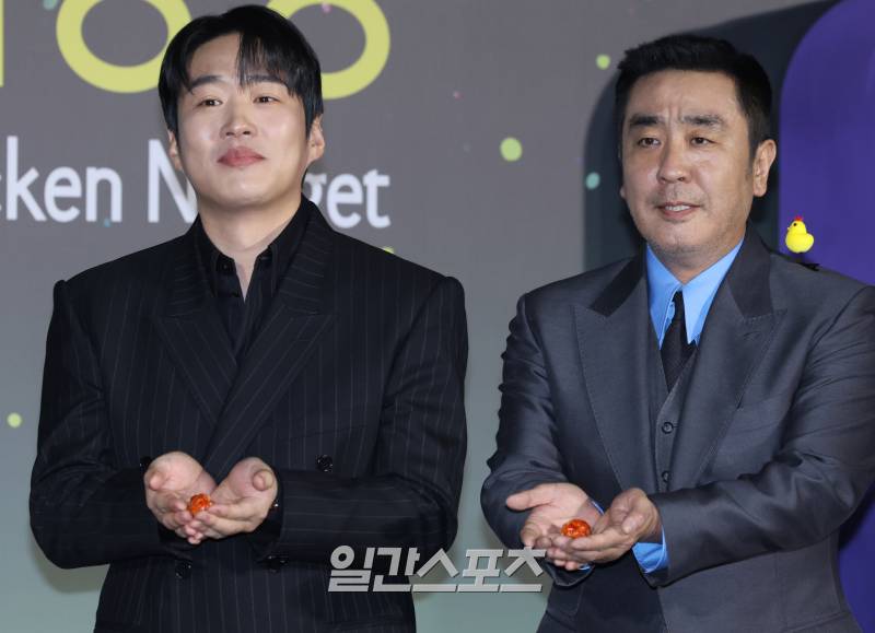 [포토] 안재홍-<b>류승룡</b>, 소중한 '<b>닭강정</b>'