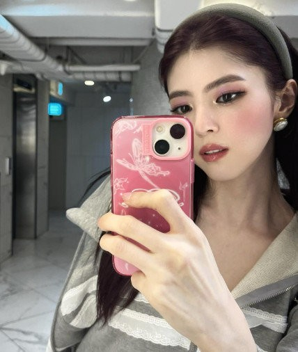 “앞으로 꽃길만…” <b>한소희</b>, <b>류준열</b> 이어 SNS 업로드