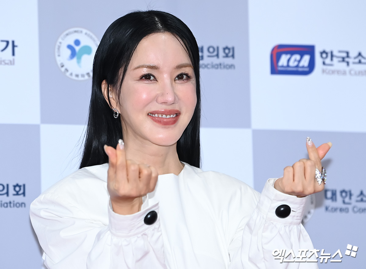 <b>엄정화</b>, 'APAN' 최우수 <b>연기상</b>…'차정숙'으로 위로·공감 받아 행복"