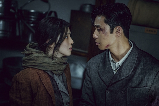'<b>경성크리처</b>' <b>작가</b> "박서준·한소희 흔쾌한 출연…한류 배우라 해야한다고" [...