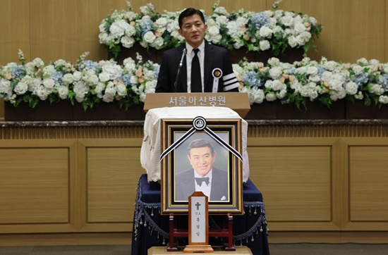 '영원한 배우로' 故<b>남궁원</b>, 추모 속 <b>영면</b>…子 <b>홍정욱</b> "아들로 살아서 행복" [...