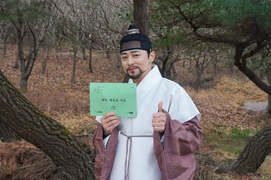 '<b>세작</b>' <b>조정석</b> "<b>연기</b>차력쇼? 표현 재밌어…신세경, 두말할 것 없이 최고" [...