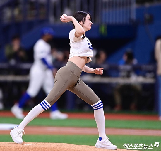 <b>전종서</b>, CG같은 초밀착 <b>레깅스 패션</b>…연예인 시구 <b>패션</b> 새 장 [엑's 이슈]