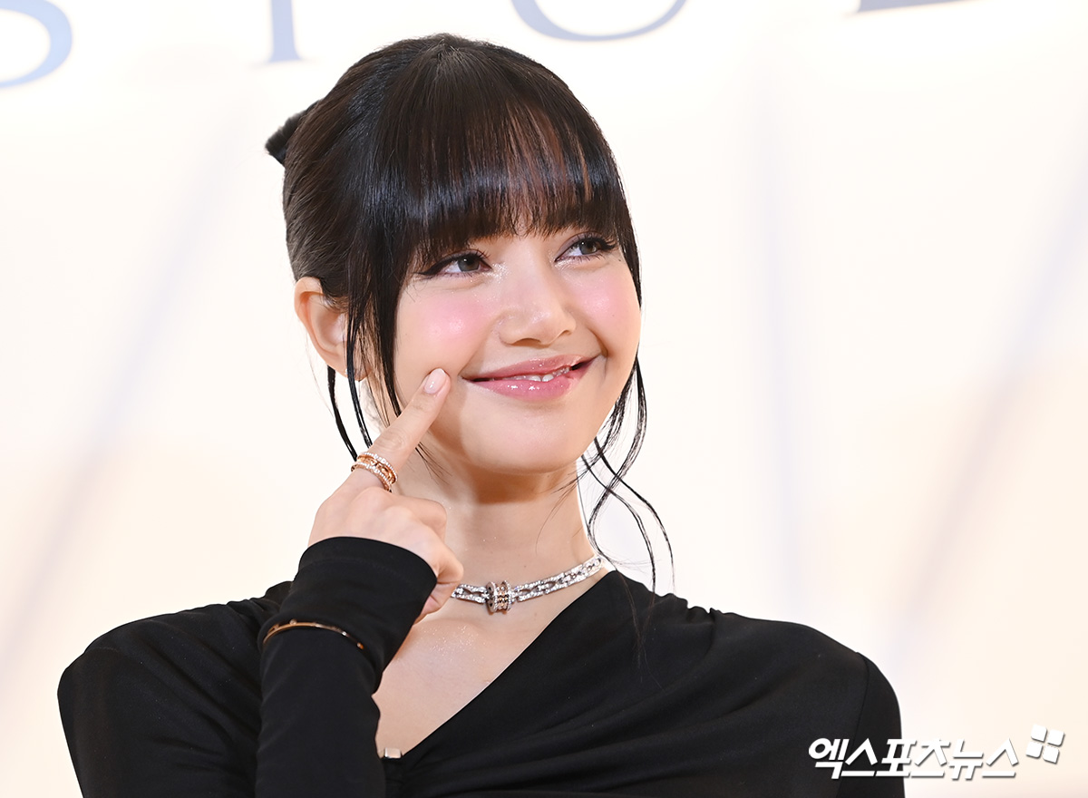 대통합 탕평응원…<b>블랙핑크 리사</b>, 축구 응원 관람 포착 '솔로몬 등극' [엑's ...