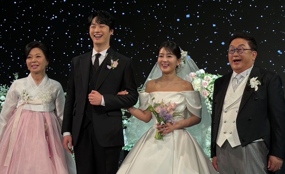 <b>원혁</b><b>이수민</b>, 오늘(2일) 결혼식 공개…父 <b>이용식</b>도 미소 '활짝'