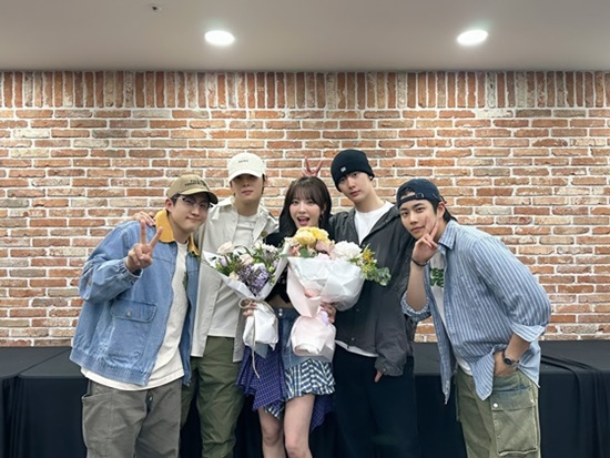 "축하해"…<b>아스트로</b>, '故 <b>문빈 동생</b>' 문수아 만났다