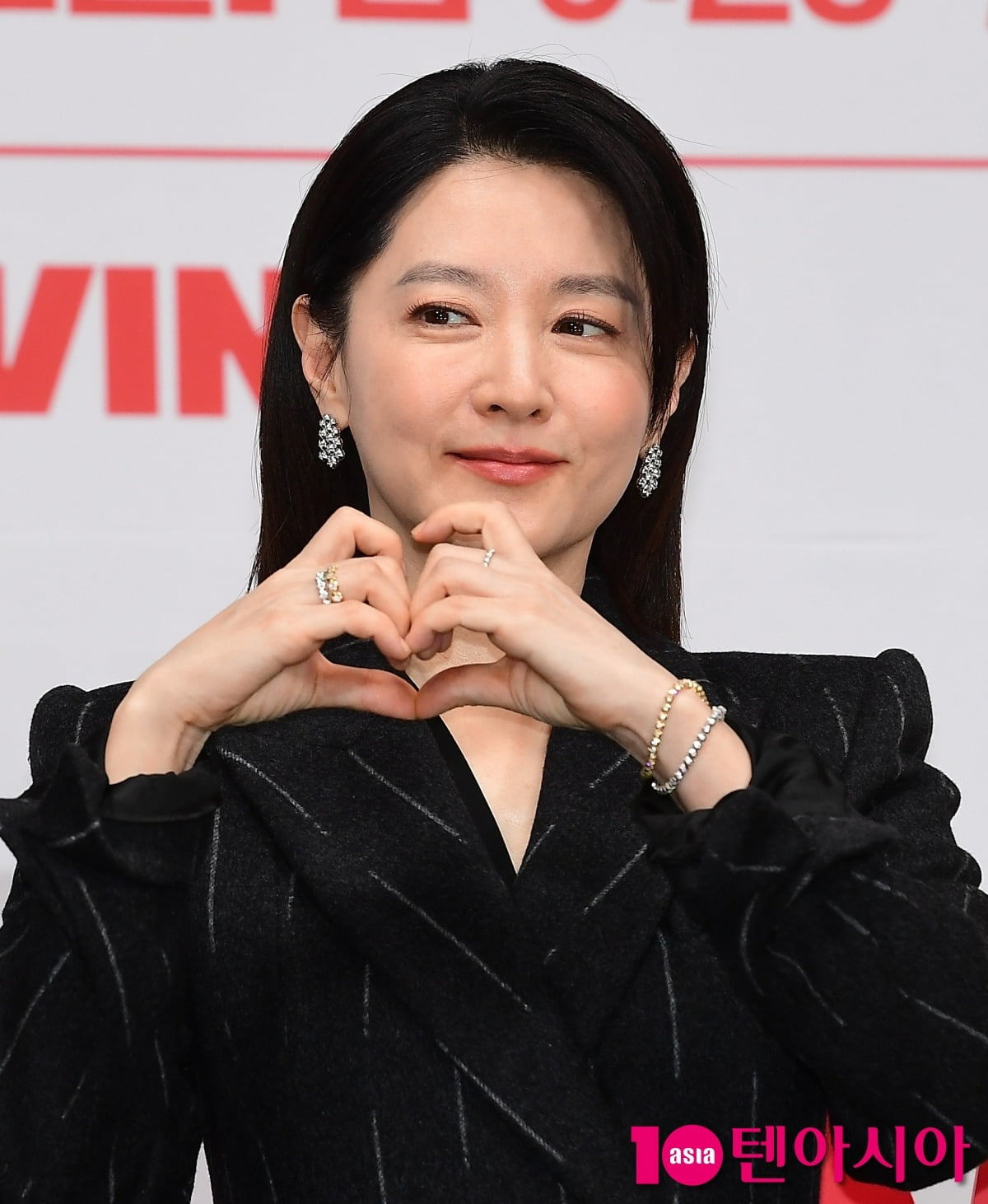 [전문] '<b>대장금</b>' 작가 선 그었다…"이영애 주연 '<b>의녀</b> <b>대장금</b>', 원작과 <b>무관</b>"