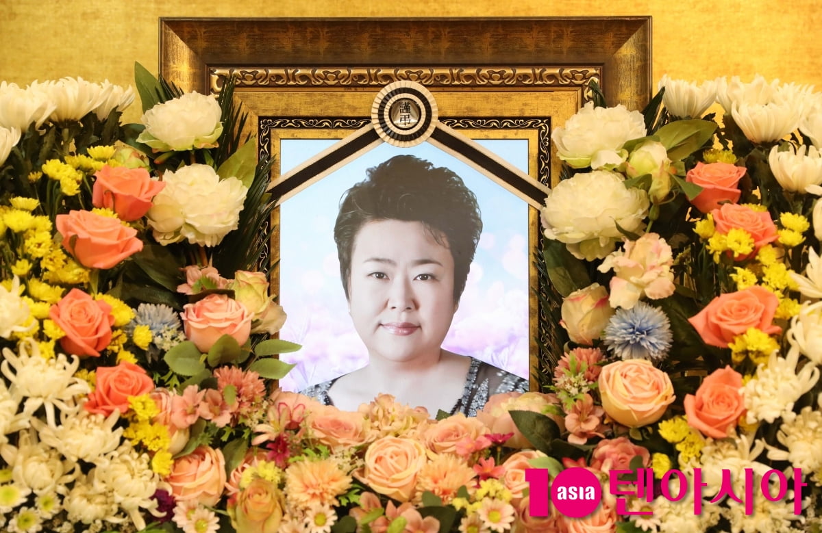 故 <b>방실이</b>, 오늘(22일) <b>발인</b> 엄수…'첫차'·'서울탱고' 명곡 남기고 영면 [종...