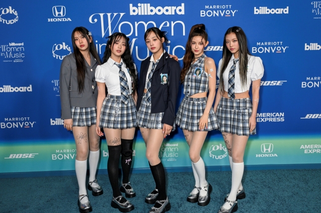 <b>뉴진스</b>, 美 빌보드서 '<b>올해의 그룹상</b>' 수상…"K팝 최초"