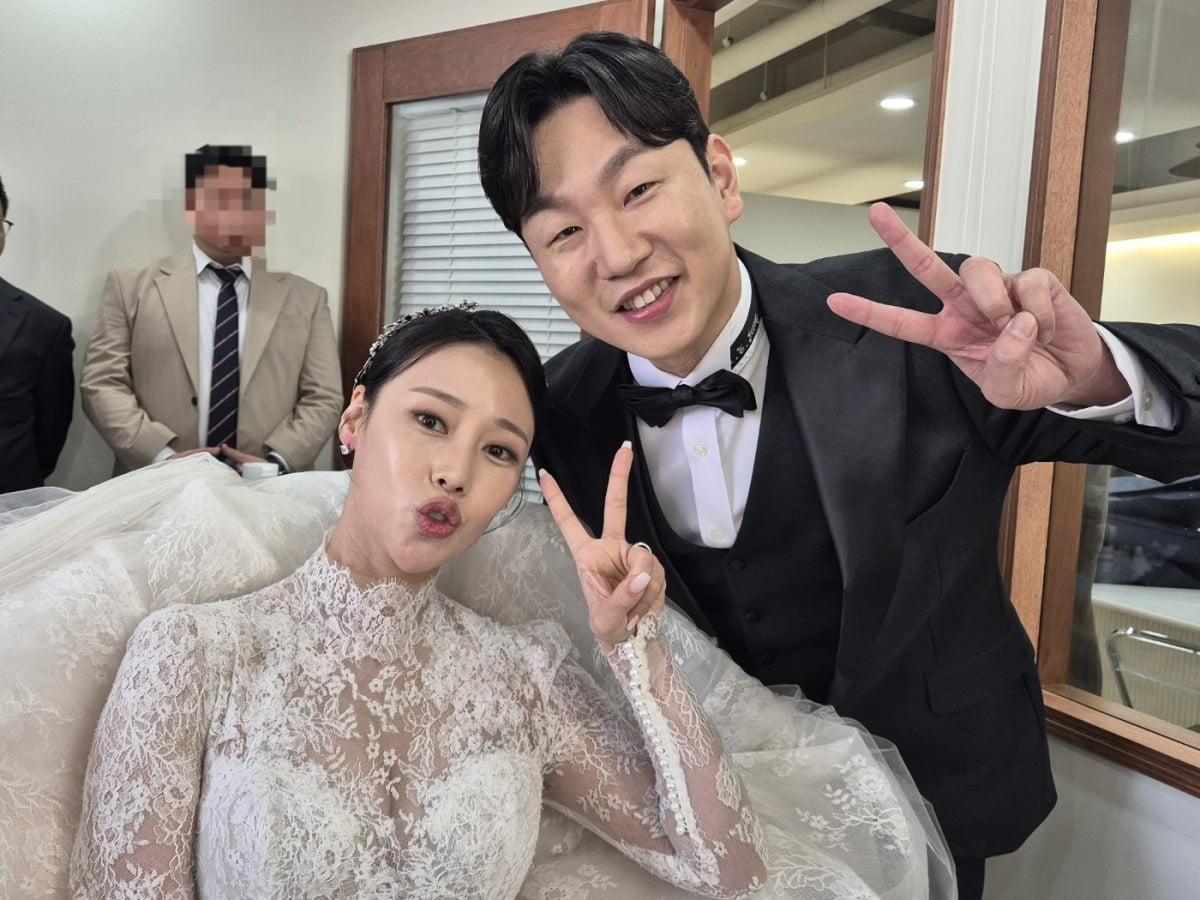 "주례 <b>하지원</b>·축가 이효리" <b>정호철</b>이혜지 '웨딩 현장사진' 단독 입수 ('조...