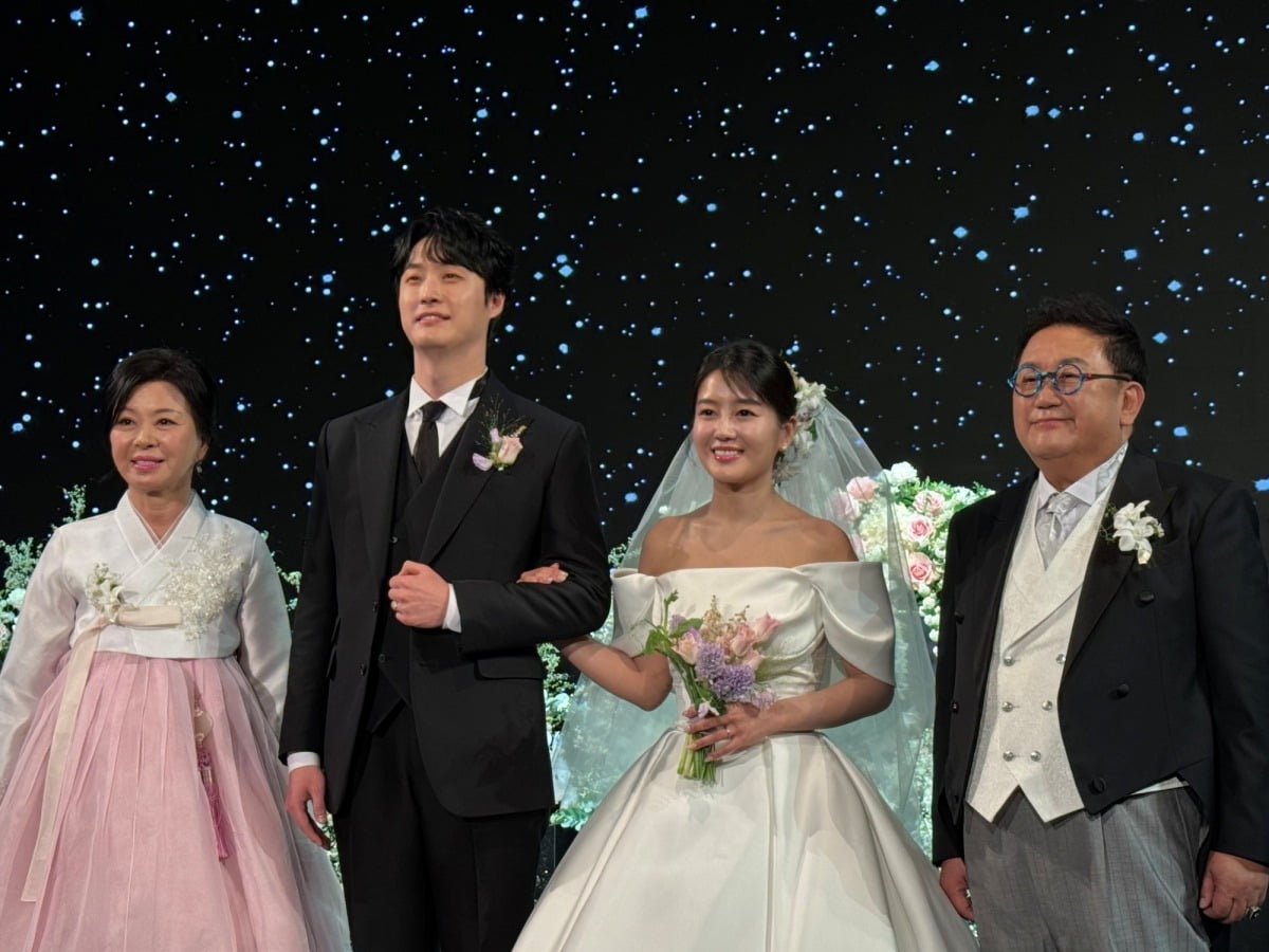 <b>이수민</b><b>원혁</b>, 결혼식 현장 공개…반대했던 父 <b>이용식</b>, 딸 옆에 나란히[TEN이...