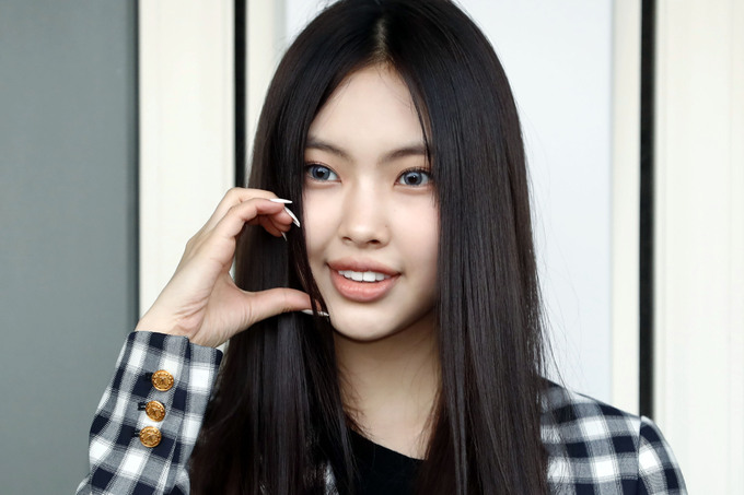 <b>뉴진스 혜인</b>, <b>골절</b> 부상…“활동 잠정 중단”
