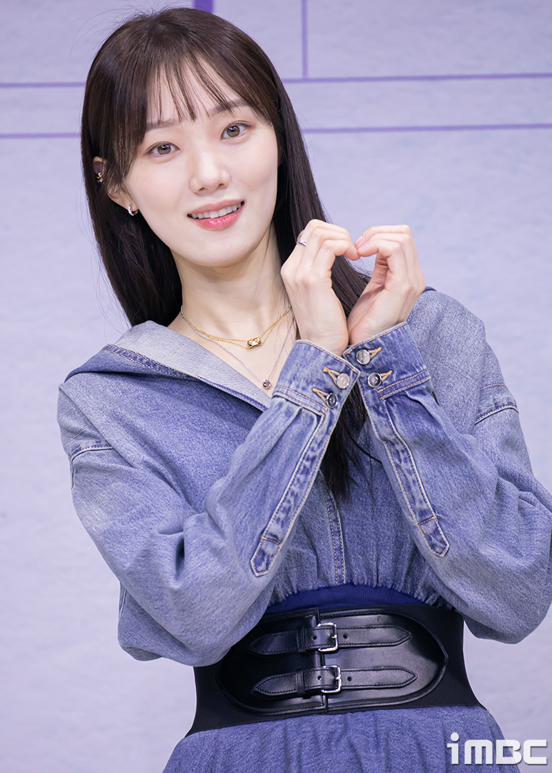 <b>이성경</b> 또 <b>기부</b>…"독거노인종합지원센터 5천만 원 전달"
