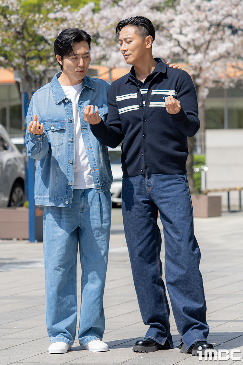 [포토] <b>이무생</b>-<b>주지훈</b>, <b>만두</b> 하트 배우는 중