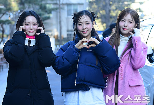 <b>홍지윤</b>-<b>강예슬</b>-<b>정다경</b> ‘하트 그리며 출근’