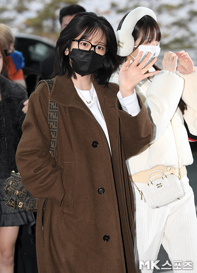 <b>안유진</b> ‘<b>뿔테</b> 쓰고 이미지 변신’