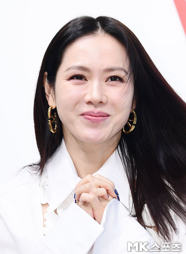 <b>손예진</b> ‘<b>특유</b>의 사랑스러운 눈웃음’