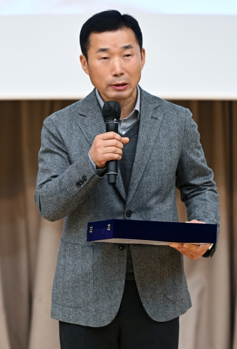 '강바오' <b>강철원</b> 사육사, SBS <b>특별상</b> 수상 "푸바오 못 나와 대리수상" 감사 인...