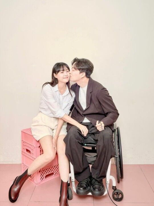 <b>송지은</b>, 전신마비 <b>유튜버</b> 박위와 <b>열애</b>…장애·편견 극복한 사랑