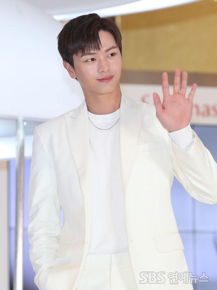<b>육성재</b>, 제작사 <b>아이윌미디어와</b> 전속 계약 "<b>비투비</b> 활동도 적극 지원"