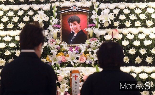 '<b>밤안개</b>' 속으로 떠난 디바… 故<b>현미</b> 1주기