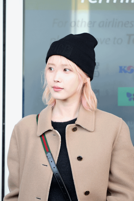 [뉴스1 ]'핑크 공주'로 <b>파격 변신</b>한 <b>아이유</b>의 밀라노 출국길