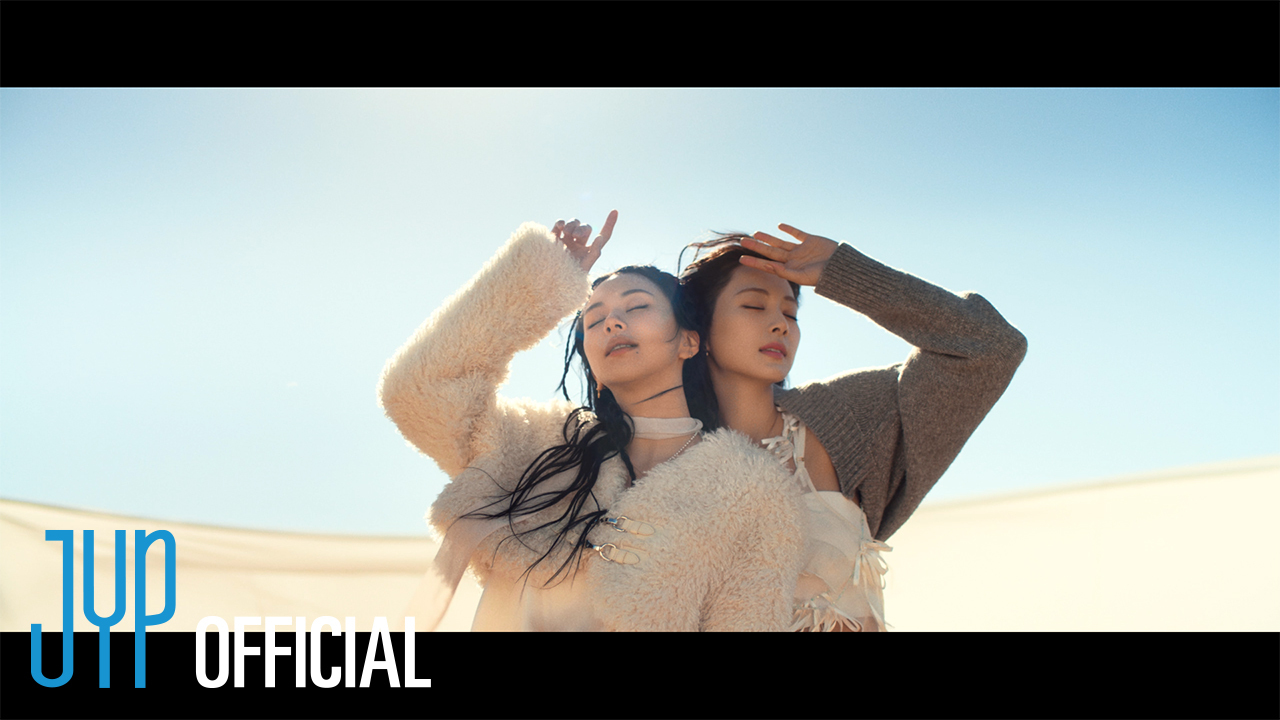 <b>트와이스</b>, 신곡 '아이 갓 유' MV 티저 공개…빛나는 아홉 <b>청춘</b>