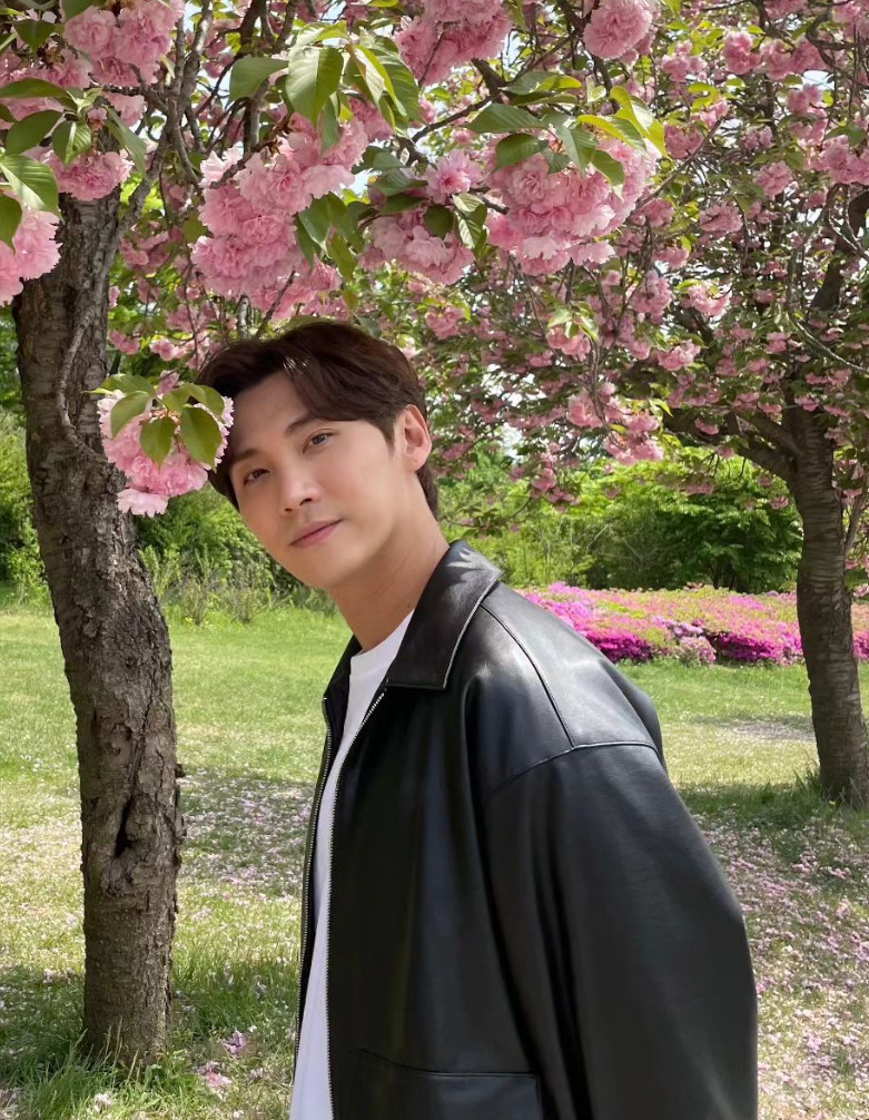 '연예계 은퇴' FT아일랜드 출신 <b>송승현</b>, 결혼 발표 "<b>행복하게</b> 살아보겠다"