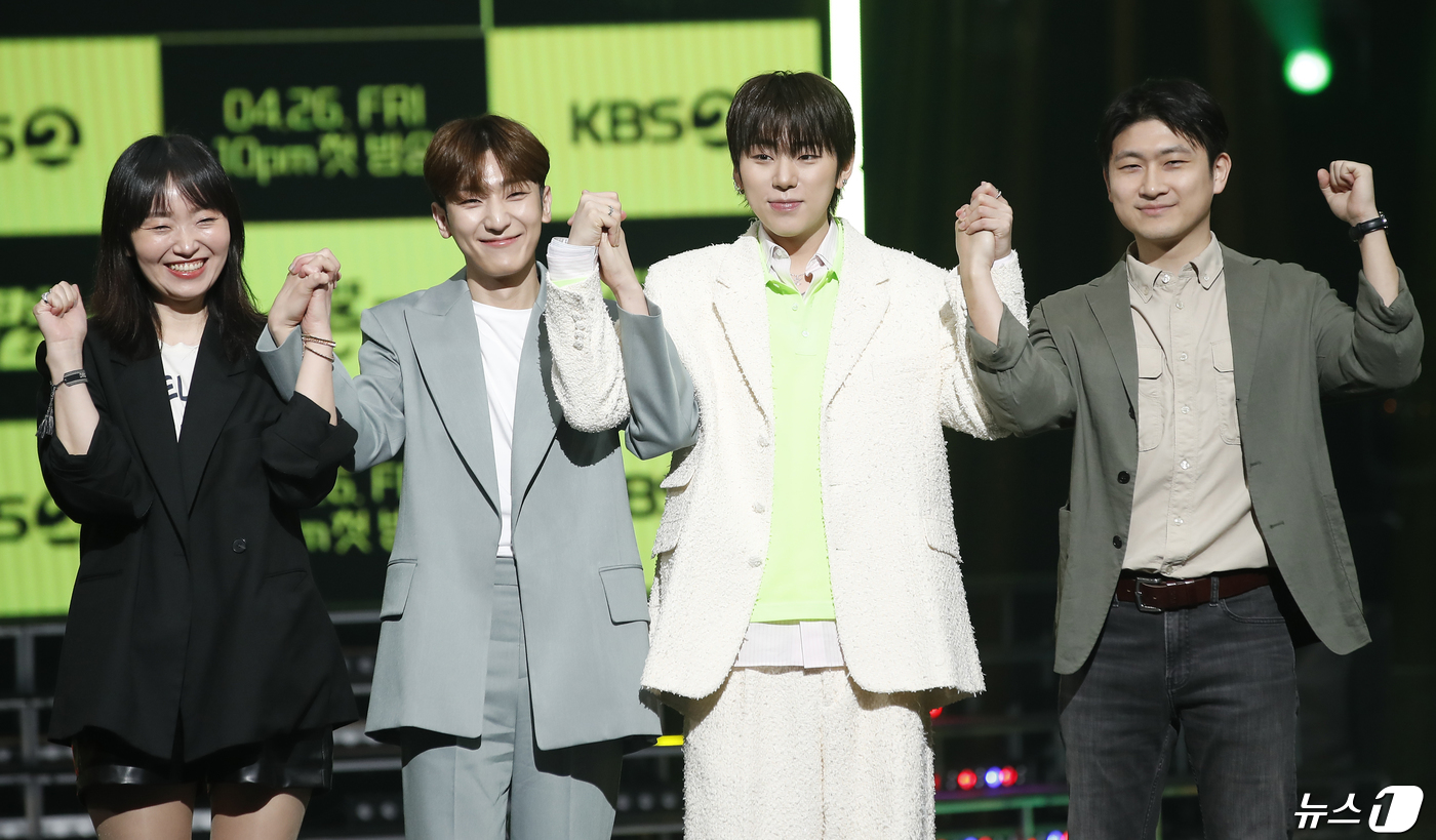 <b>지코</b>, 아티스트서 메신저로…'더 <b>시즌즈</b>' 5번째 MC로(종합) [N현장]