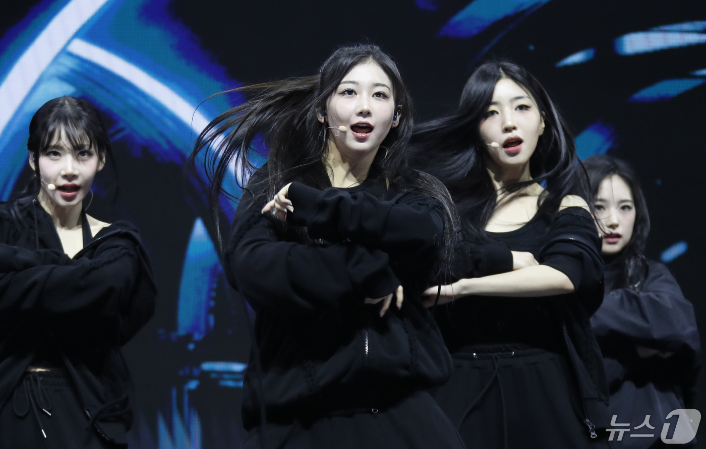 <b>트리플에스</b>, <b>안구정화 무대</b>