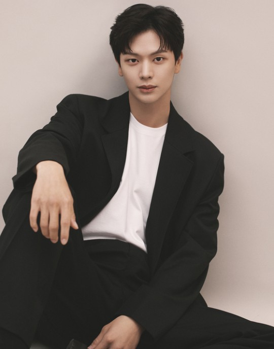 [단독]<b>육성재</b>, 제작사 <b>아이윌미디어와</b> 전속 계약