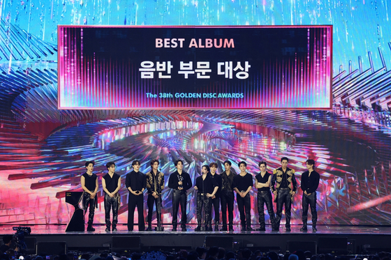 음반 <b>세븐틴</b>·음원 뉴진스 대상…38회 <b>골든디스크</b> 완벽한 축제 성료
