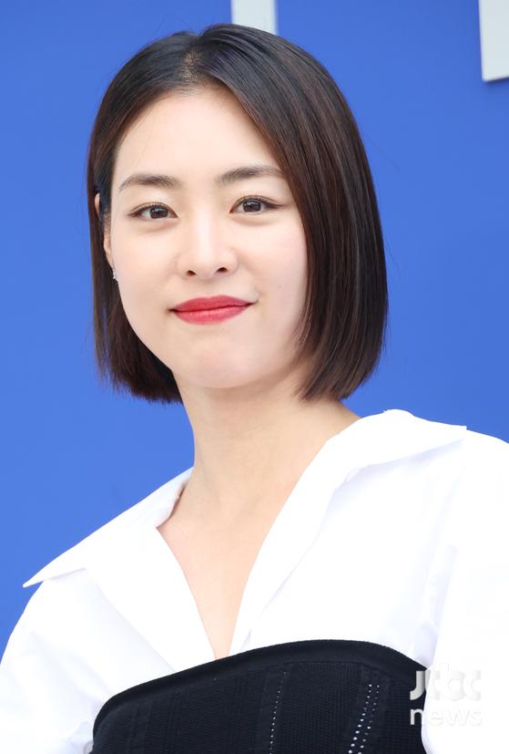 <b>이연희</b>, <b>조진웅</b> 소속사 <b>사람엔터</b> 전속계약