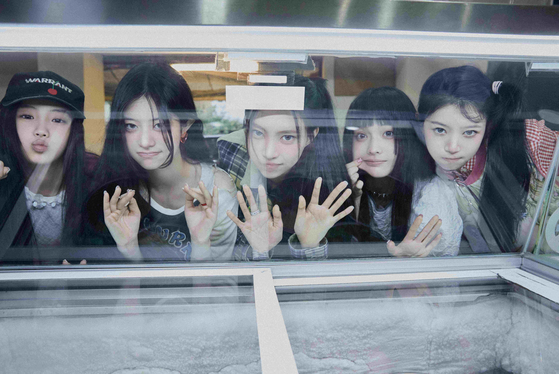 '끄떡없다' <b>아일릿</b>, 韓·美·日 전 세계 음원 차트 '<b>롱런</b>'