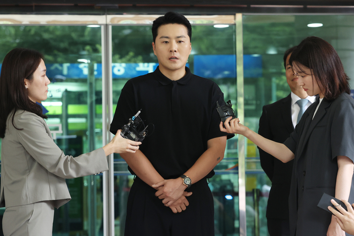 <b>이루</b>, ‘父 <b>태진아</b>’ 사망설에 <b>분노</b> “멀쩡히 잘 살아계시는 분을…”