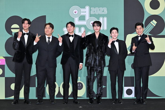 [2023 KBS <b>연예대상</b>]‘1박2일’ 팀 <b>대상</b> 영예…내달 폐지 ‘홍김동전’ 3관왕...