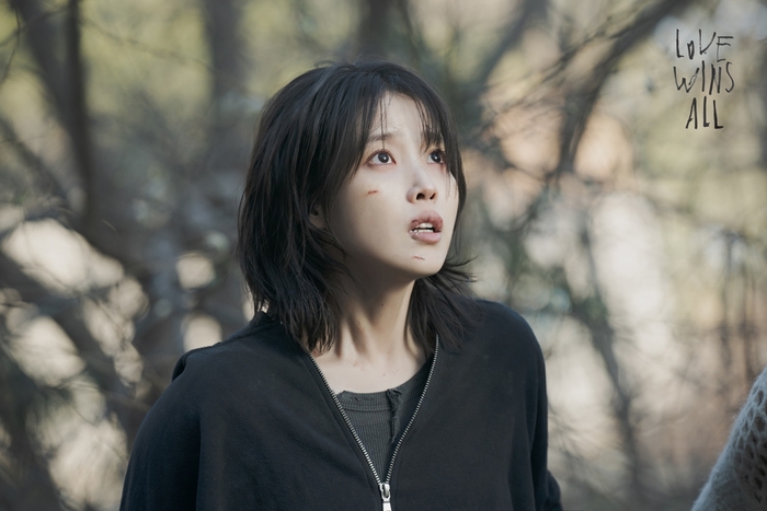 신곡 ‘<b>러브</b> 윈스 올’에 담긴 두 얼굴의 <b>아이유</b>