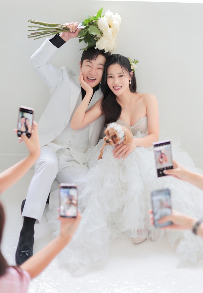 사회 신동엽·주례 <b>하지원</b>·축가 이효리…<b>정호철</b><b>이혜지</b>, 모두의 축하 속 결...